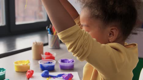 Niña-Afroamericana-Jugando-Con-Plastilina-En-Casa.-Concepto-De-Infancia,-Creatividad-Y-Pasatiempo.-Niña-Afroamericana-Jugando-Con-Plastilina-En-Casa.